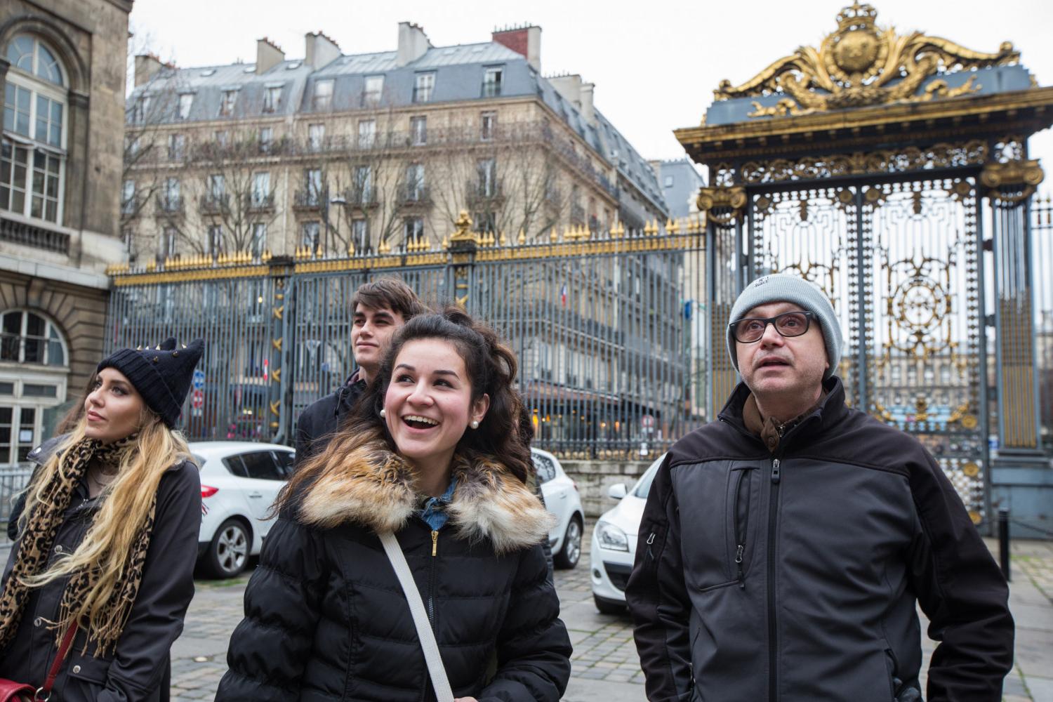 <a href='http://mysail.lefoudy.com'>博彩网址大全</a> French Professor Pascal Rollet leads students on a study tour in Paris.